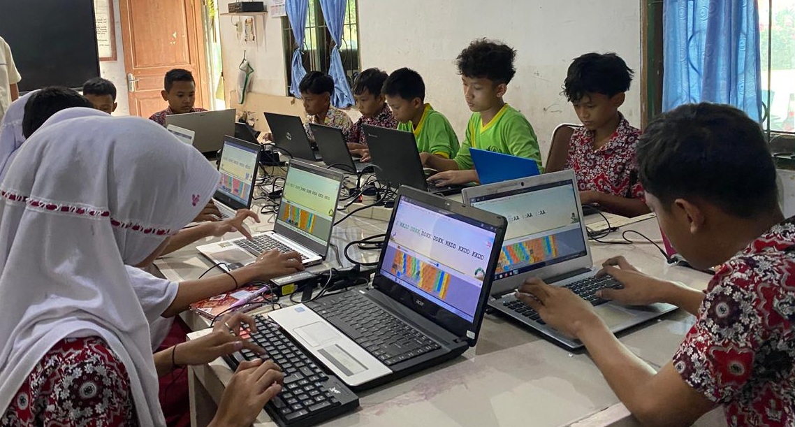 Murid Kelas-6, SDS PAB-33 Latihan menggunakan Perangkat Digital(laptop) metode `typing skills` untuk Melancarkan  kegiatan TKA 2026